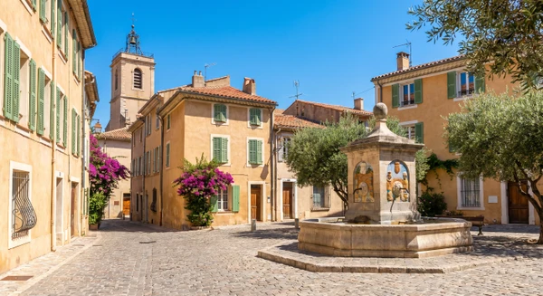 Photographie réelle en plein jour d'un élément urbain ou architectural caractéristique d'Aubagne (facade de bâtiment provençal typique, petite place avec fontaine, rue pavée, église ou bâtiment historique local, ou paysage urbain du centre-ville montrant l'architecture provençale). L'image doit être une photographie professionnelle de qualité, sans texte ni logo, reflétant l'identité visuelle de la commune et permettant de l'identifier comme localisée en Provence-Côte d'Azur.